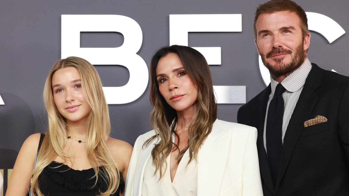 Victoria Beckham steht mit Ehemann David und Tochter Harper auf dem roten Teppich
