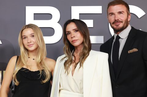 Victoria Beckham steht mit Ehemann David und Tochter Harper auf dem roten Teppich