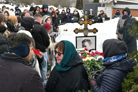 Mutter von Alexej Nawalny am Grab ihres Sohnes
