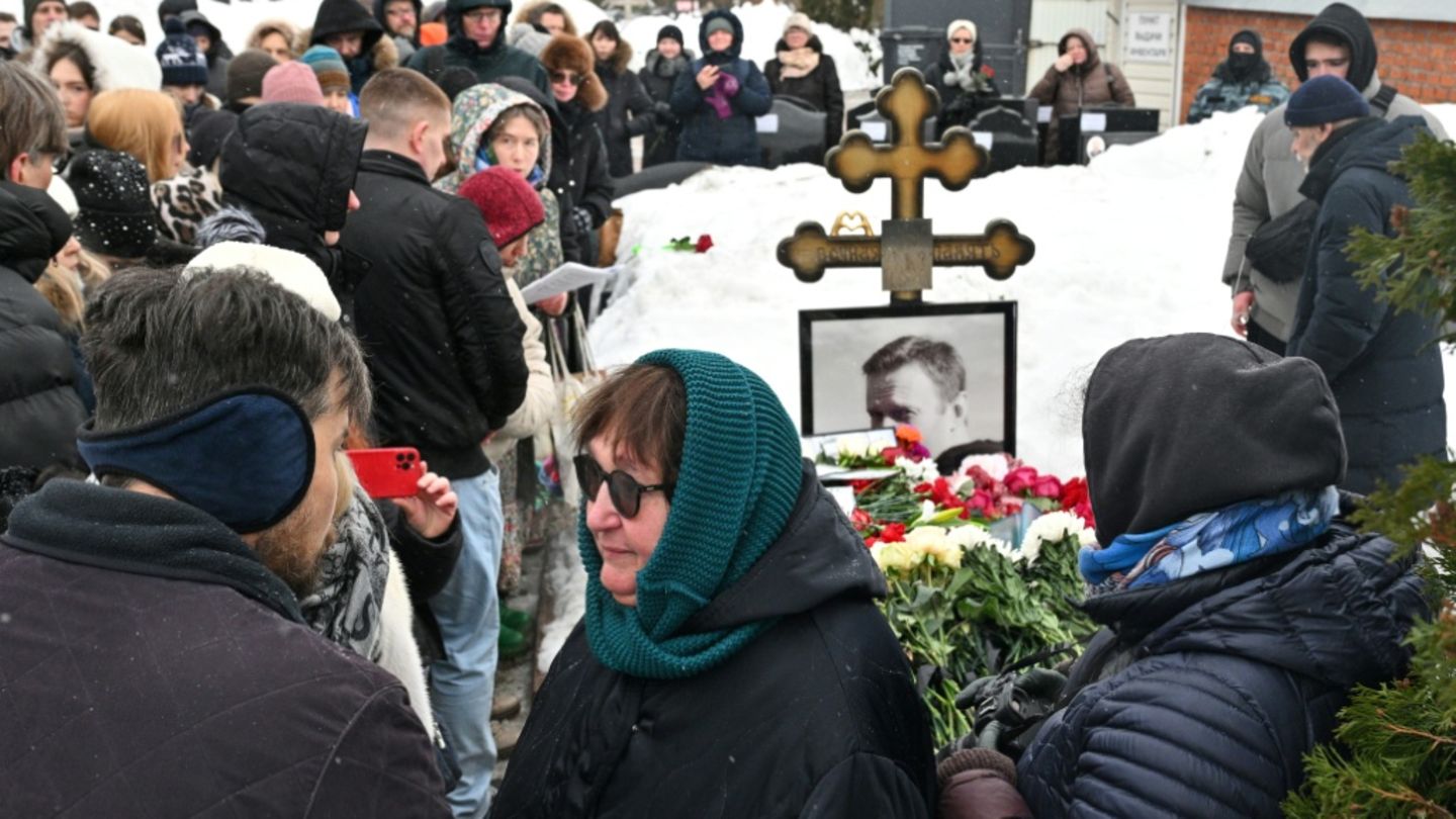 Mutter von Alexej Nawalny am Grab ihres Sohnes