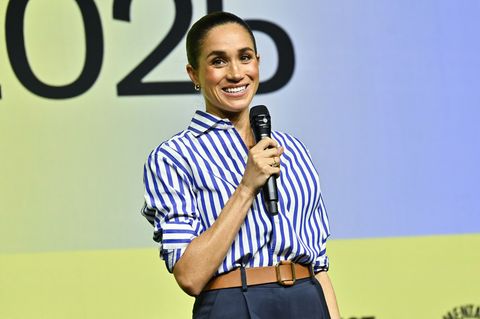 Herzogin Meghan spricht während einer Veranstaltung in ein Mikrofon