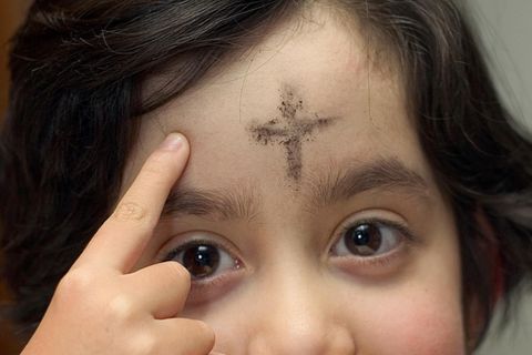 Mit Asche wird am Aschermittwoch ein Kreuz auf die Stirn der Gläubigen aufgemalt – und die Fastenzeit eingeläutet (Symbolbild)