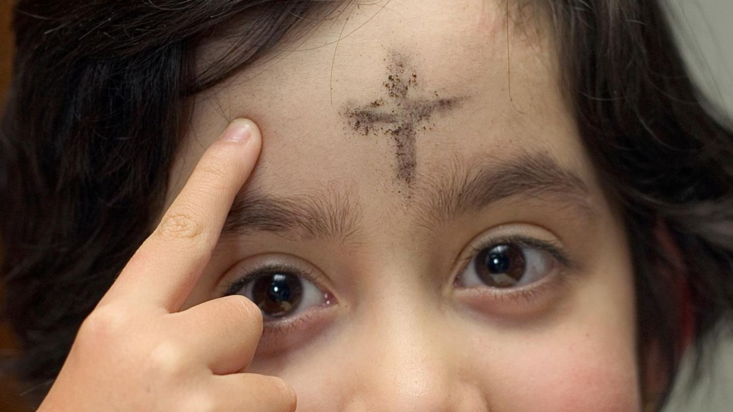 Mit Asche wird am Aschermittwoch ein Kreuz auf die Stirn der Gläubigen aufgemalt – und die Fastenzeit eingeläutet (Symbolbild)