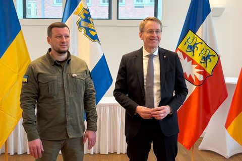 Schleswig-Holsteins Ministerpräsident Daniel Günther (rechts, CDU) und der Gouverneur der ukrainischen Region Cherson, Oleksandr