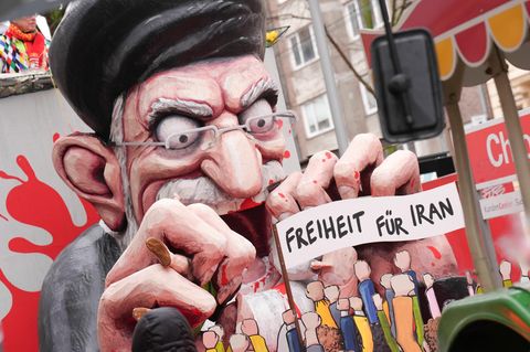 Ein Ayatollah, der Menschen frisst, die „Freiheit für Iran“ fordern. Ein Wagen beim Kölner Rosenmontagszug kommentiert die Menschenrechtsverletzungen und Ermordungen von mutmaßlich 20.000 Iranern durch die eigene Regierung Anfang Januar.