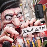 Ein Ayatollah, der Menschen frisst, die „Freiheit für Iran“ fordern. Ein Wagen beim Kölner Rosenmontagszug kommentiert die Menschenrechtsverletzungen und Ermordungen von mutmaßlich 20.000 Iranern durch die eigene Regierung Anfang Januar.