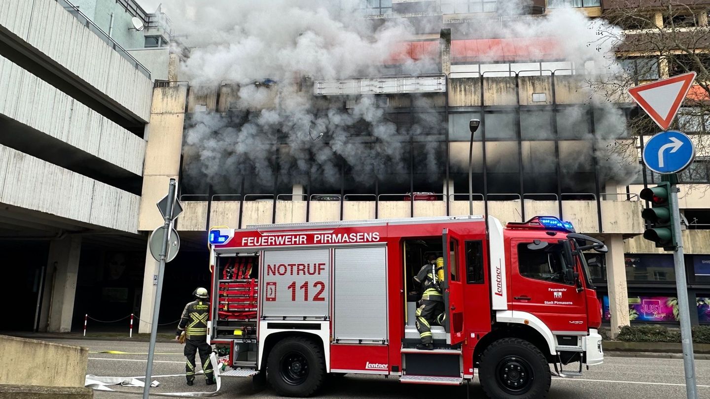 Insgesamt waren 41 Einsatzkräfte der Feuerwehr Pirmasens mit acht Fahrzeugen vor Ort. (Handout) Foto: Simon Tigges/Feuerwehr Pir