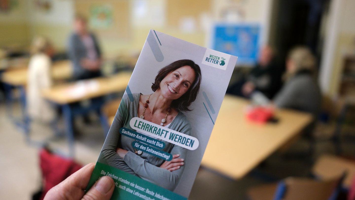 Sachsen-Anhalt ist weiterhin händeringend auf der Suche nach Lehrkräften. (Archivbild) Foto: Sebastian Willnow/dpa