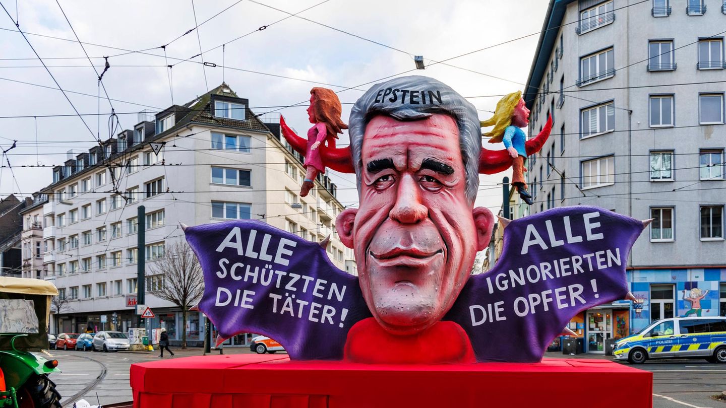 Der Sexualverbrecher Jeffrey Epstein als Teufel. Seine Hörner spießen zwei Frauen auf – Opfer seines Missbrauchsnetzwerks, an dem sich viele Mächtige aus aller Welt beteiligt haben.