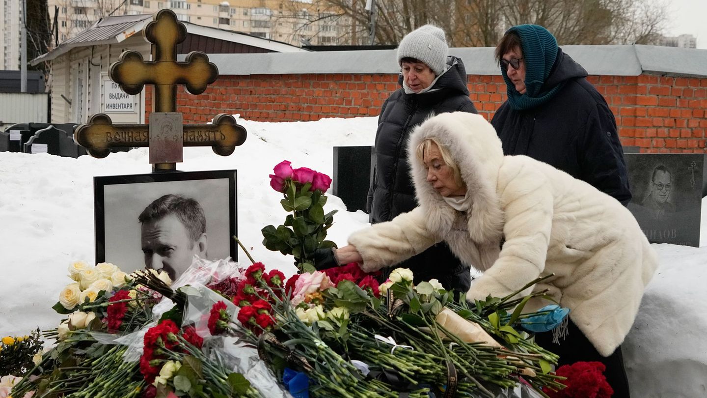Am Borissowskoje-Friedhof in Moskau, wo Alexej Nawalnys Grab ist, können Menschen Blumen niederlegen. Der Kreml weist Vorwürfe w
