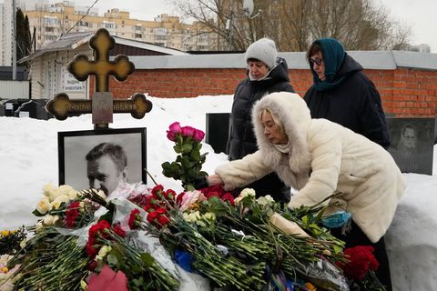 Am Borissowskoje-Friedhof in Moskau, wo Alexej Nawalnys Grab ist, können Menschen Blumen niederlegen. Der Kreml weist Vorwürfe w