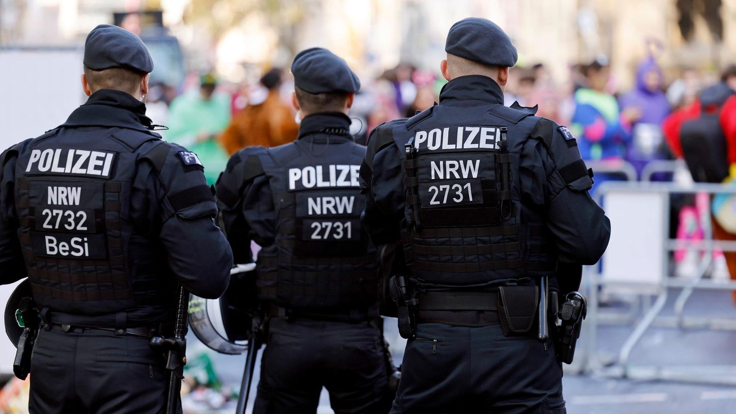 Die Polizei sichert die Karnevalsveranstaltungen in Köln mit einem Großaufgebot