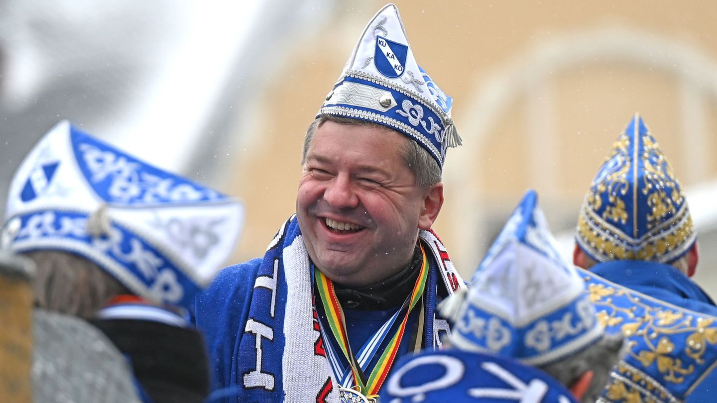 Ministerpräsident Sven Schulze feiert Karneval in Köthen. Foto: David Hammersen/dpa