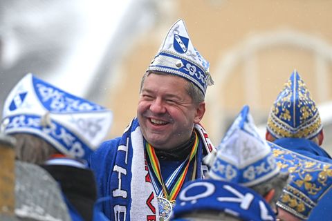 Ministerpräsident Sven Schulze feiert Karneval in Köthen. Foto: David Hammersen/dpa