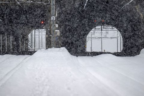 Im Bahnhof Goppenstein stehen die Ausfahrsignale auf Rot. Wegen eines entgleisten Zugs ist eine Bahnstrecke unterbrochen. Foto: