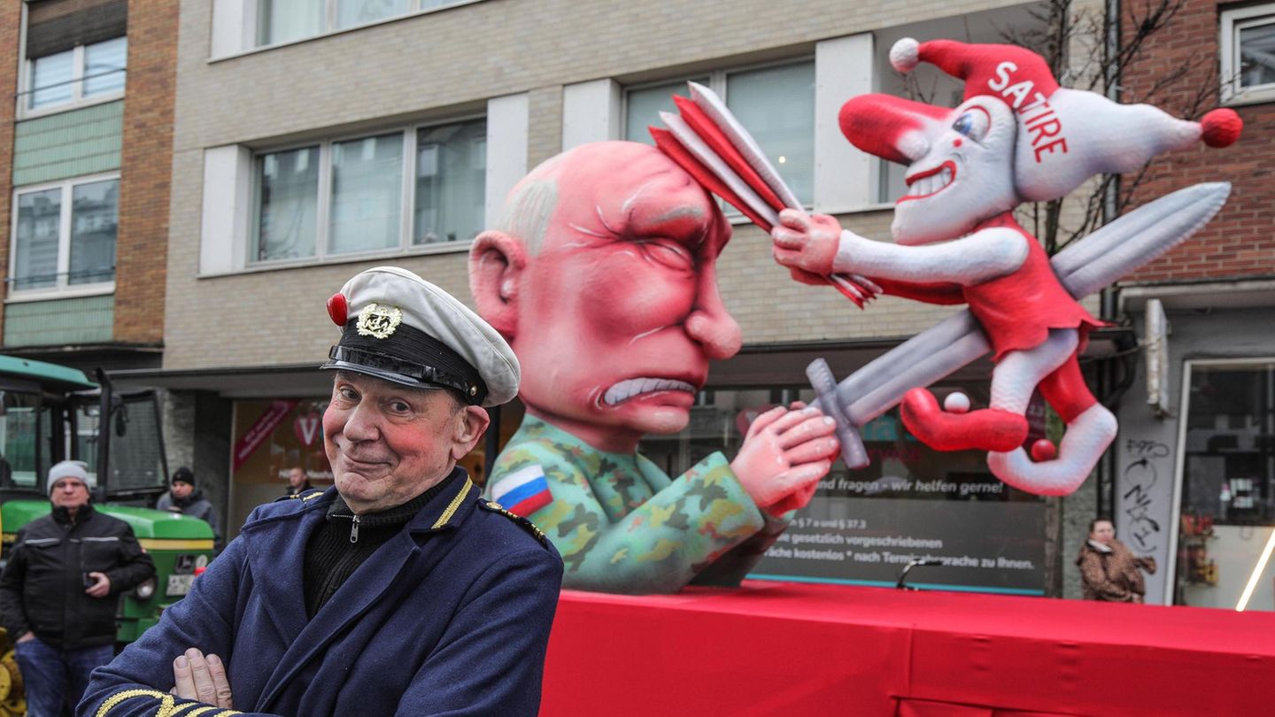 Auf dem Mottowagen des Düsseldorfer Bildhauers Jacques Tilly spießt der russische Präsident Wladimir Putin den Hoppeditz mit einem Schwert auf. Die Düsseldorfer Karnevalsfigur wiederum schlägt dem in Militäruniform gekleideten Putin mit einer Narrenpritsche auf den Kopf. In Moskau läuft aktuell ein Prozess gegen den Wagenbauer Tilly wegen Verunglimpfung der russischen Staatsorgane. Tilly nimmt nicht an dem Verfahren in Russland teil – sondern feiert lieber seine Kunst an Karneval.