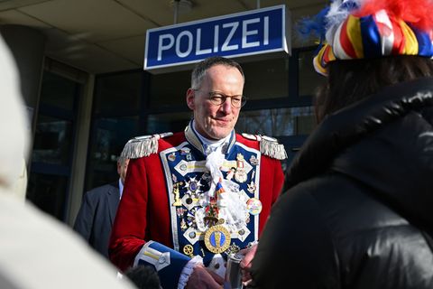 An Rosenmontag besucht der Innenminister traditionell in Gardeuniform das Mainzer Polizeipräsidium. (Archivbild) Foto: Michael B