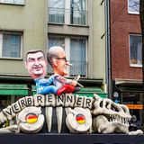 Markus Söder und Friedrich Merz reiten das Verbrenner-Dino-Fossil. Die Union hängt an den Verbrennern.