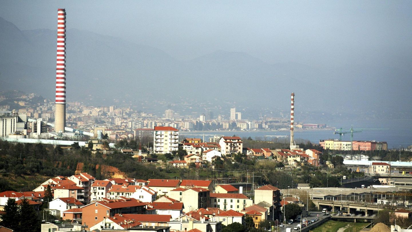 Industriesmog hängt über Norditaliens Hafenstadt Genua