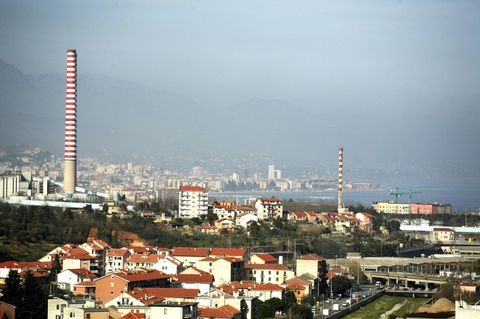 Industriesmog hängt über Norditaliens Hafenstadt Genua