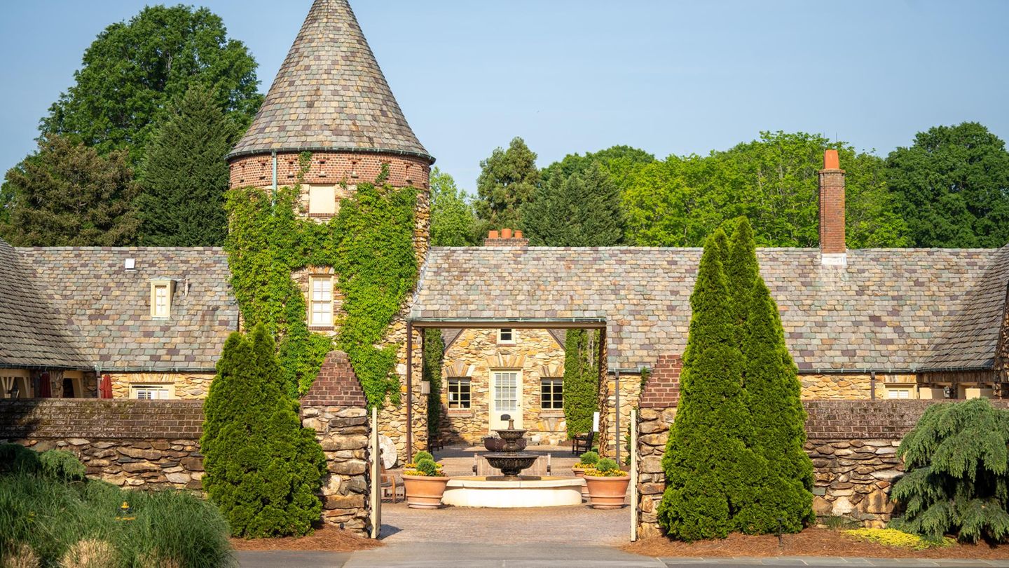 Neben den Tennisplätzen und dem Pool gibt es noch weitere Aktivitäten: Das Hotel verfügt über eigene Fahrräder, einen Teich, in dem man Fischen kann – und 15 Konferenzräume. 