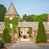 Neben den Tennisplätzen und dem Pool gibt es noch weitere Aktivitäten: Das Hotel verfügt über eigene Fahrräder, einen Teich, in dem man Fischen kann – und 15 Konferenzräume. 