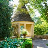 Zeit für eine Verschnaufpause: Über 22 Hektar ist das Grundstück des Hotels groß, verfügt über mehrere Gärten, einen Outdoor-Swimmingpool und mehrere Tennisplätze.