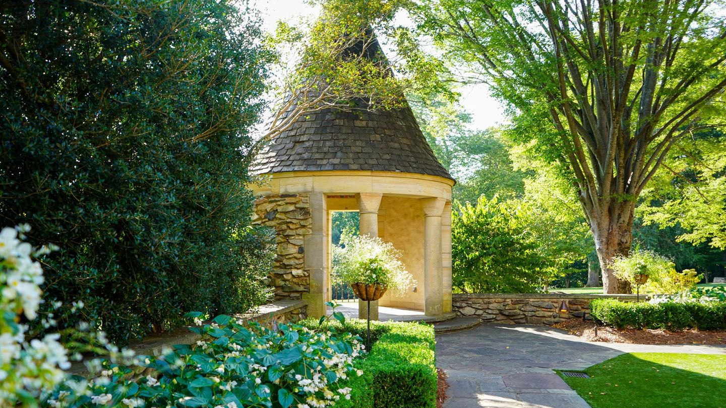 Zeit für eine Verschnaufpause: Über 22 Hektar ist das Grundstück des Hotels groß, verfügt über mehrere Gärten, einen Outdoor-Swimmingpool und mehrere Tennisplätze.