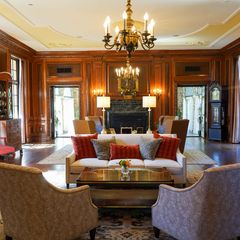 Vieles in dem Hotel erinnert an die ursprünglichen Besitzer des Hauses. Auch der Aufenthaltsbereich ist sehr klassisch eingerichtet.