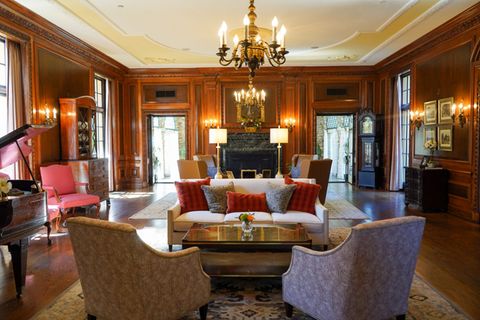 Vieles in dem Hotel erinnert an die ursprünglichen Besitzer des Hauses. Auch der Aufenthaltsbereich ist sehr klassisch eingerichtet.