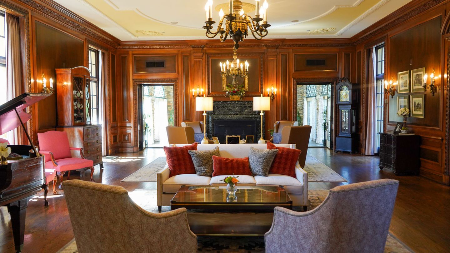 Vieles in dem Hotel erinnert an die ursprünglichen Besitzer des Hauses. Auch der Aufenthaltsbereich ist sehr klassisch eingerichtet.