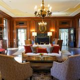 Vieles in dem Hotel erinnert an die ursprünglichen Besitzer des Hauses. Auch der Aufenthaltsbereich ist sehr klassisch eingerichtet.