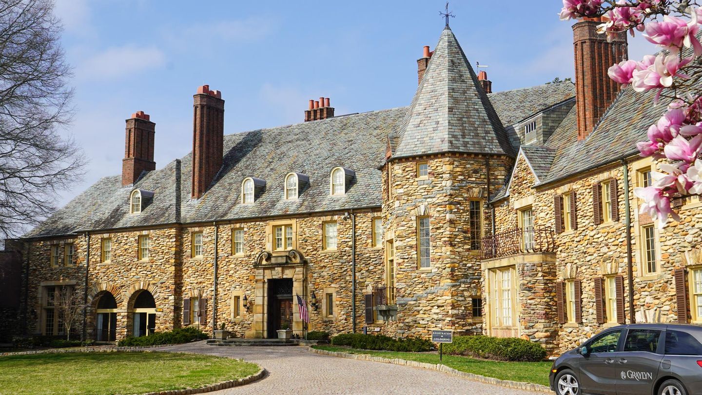 1972 stiftete die Familie Gray das Anwesen der nur unweit gelegenen Wake Forest University. Aus dem zweitgrößten Privatanwesens North Carolinas wurde zunächst ein Studentenwohnheim, seit 1984 ist es ein Boutique-Hotel.