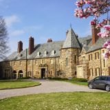 1972 stiftete die Familie Gray das Anwesen der nur unweit gelegenen Wake Forest University. Aus dem zweitgrößten Privatanwesens North Carolinas wurde zunächst ein Studentenwohnheim, seit 1984 ist es ein Boutique-Hotel.