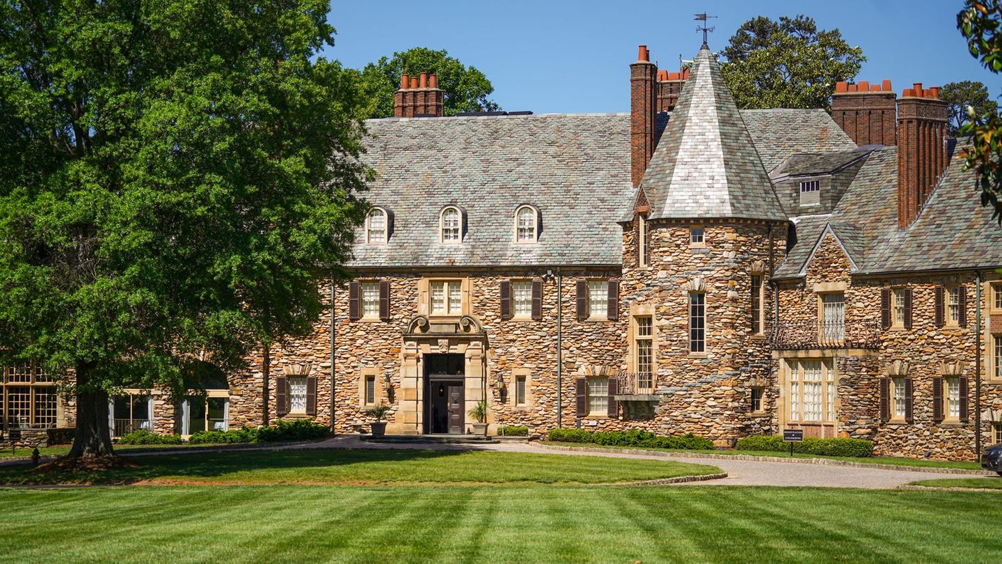 1932 war der Bau des Graylyn Estate abgeschlossen. Zunächst als Privatsitz des Industriellen Bowman Gray und seiner Frau Nathalie. In Gedenken an die Lieblings-Süßspeisen der Erbauer gibt es jeden Nachmittag gratis Butterscotch-Kekse und unbegrenztes Eis.