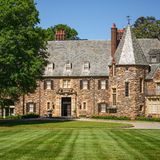 1932 war der Bau des Graylyn Estate abgeschlossen. Zunächst als Privatsitz des Industriellen Bowman Gray und seiner Frau Nathalie. In Gedenken an die Lieblings-Süßspeisen der Erbauer gibt es jeden Nachmittag gratis Butterscotch-Kekse und unbegrenztes Eis.