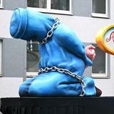 Eine vollverschleierte Frau weint – sie ist Miss Afghanistan 2026.