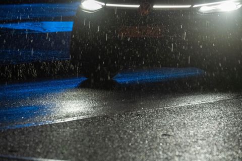 Glatte Straßen und Schneefall führten zu zahlreichen Unfällen in beiden Bundesländern. (Archivbild) Foto: Stefan Sauer/dpa