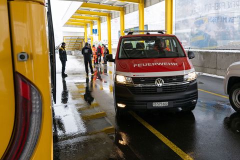Eine verletzte Person musste zur Behandlung ins Krankenhaus. Foto: Peter Schneider/KEYSTONE/dpa