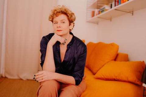 Epstein: Tina Molin sitzt auf der Couch