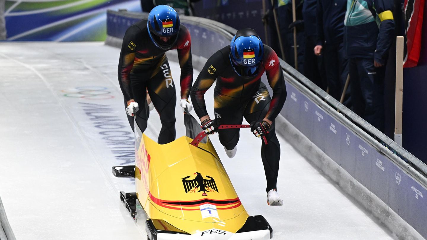 Bei den Olympischen Winterspielen in Mailand starten die Deutschen Johannes Lochner und Georg Fleischhauer im Zweierbob zu ihrem Lauf   