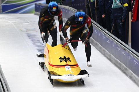Bei den Olympischen Winterspielen in Mailand starten die Deutschen Johannes Lochner und Georg Fleischhauer im Zweierbob zu ihrem Lauf   