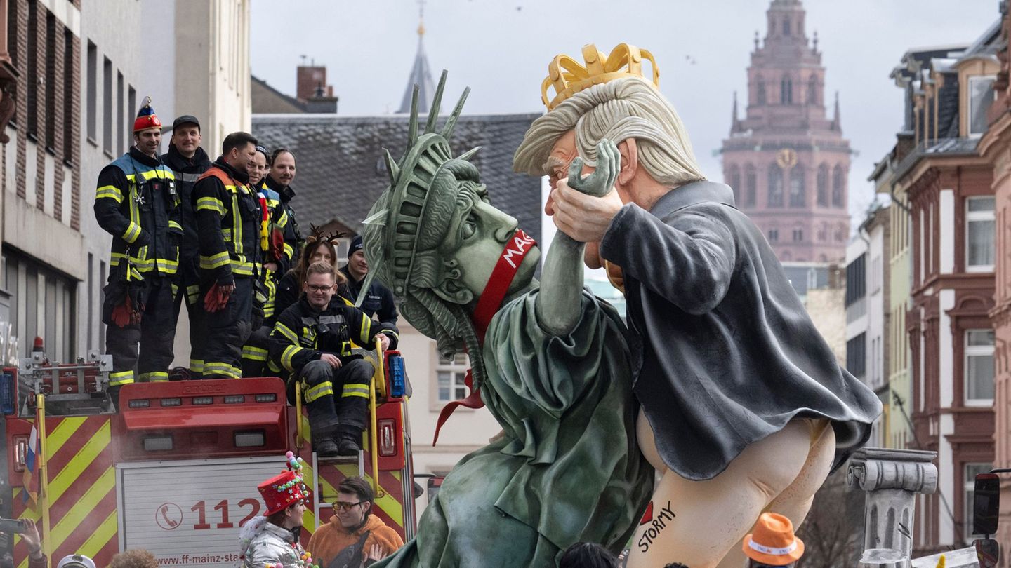 US-Präsident Trump tänzelt auf einem Motivwagen beim Rosenmontagszug durch Mainz. Foto: Boris Roessler/dpa