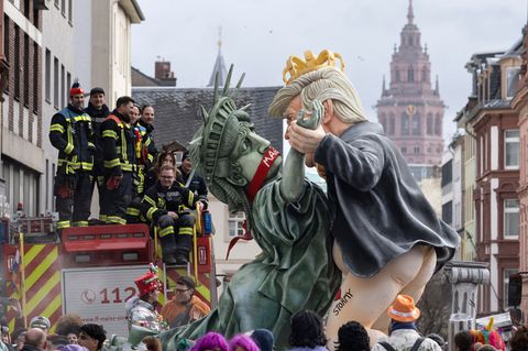 US-Präsident Trump tänzelt auf einem Motivwagen beim Rosenmontagszug durch Mainz. Foto: Boris Roessler/dpa