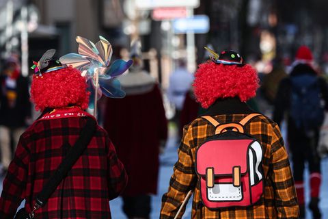 Perücken bringen Farbe rein und schützen gegen Regen, das kann am Rosenmontag sehr praktisch sein. Foto: Hannes P. Albert/dpa