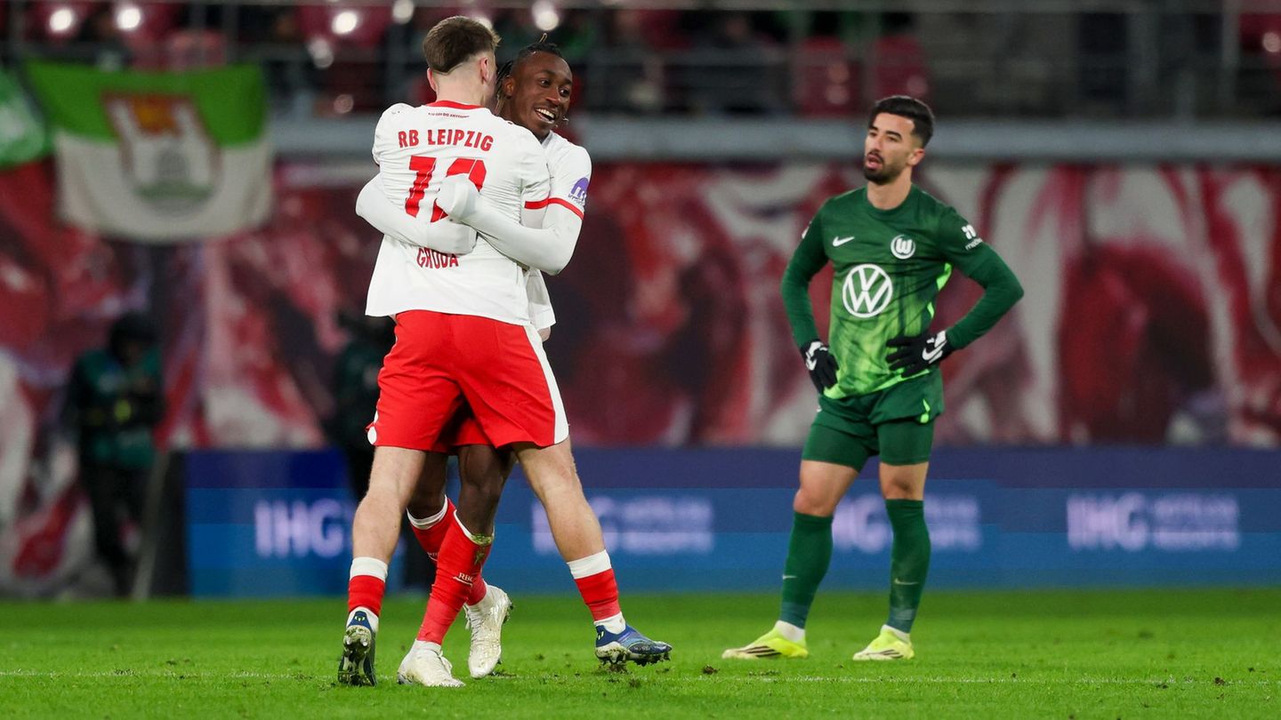Wolfsburgs Stürmer Mohammed Amoura (r) sieht den Leipzigern beim Jubeln zu. Foto: Jan Woitas/dpa