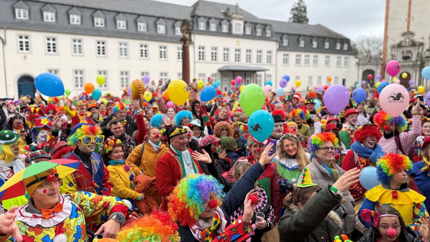 Mehr als 500 als Clowns verkleidete Menschen kamen zusammen. Foto: Birgit Reichert/dpa