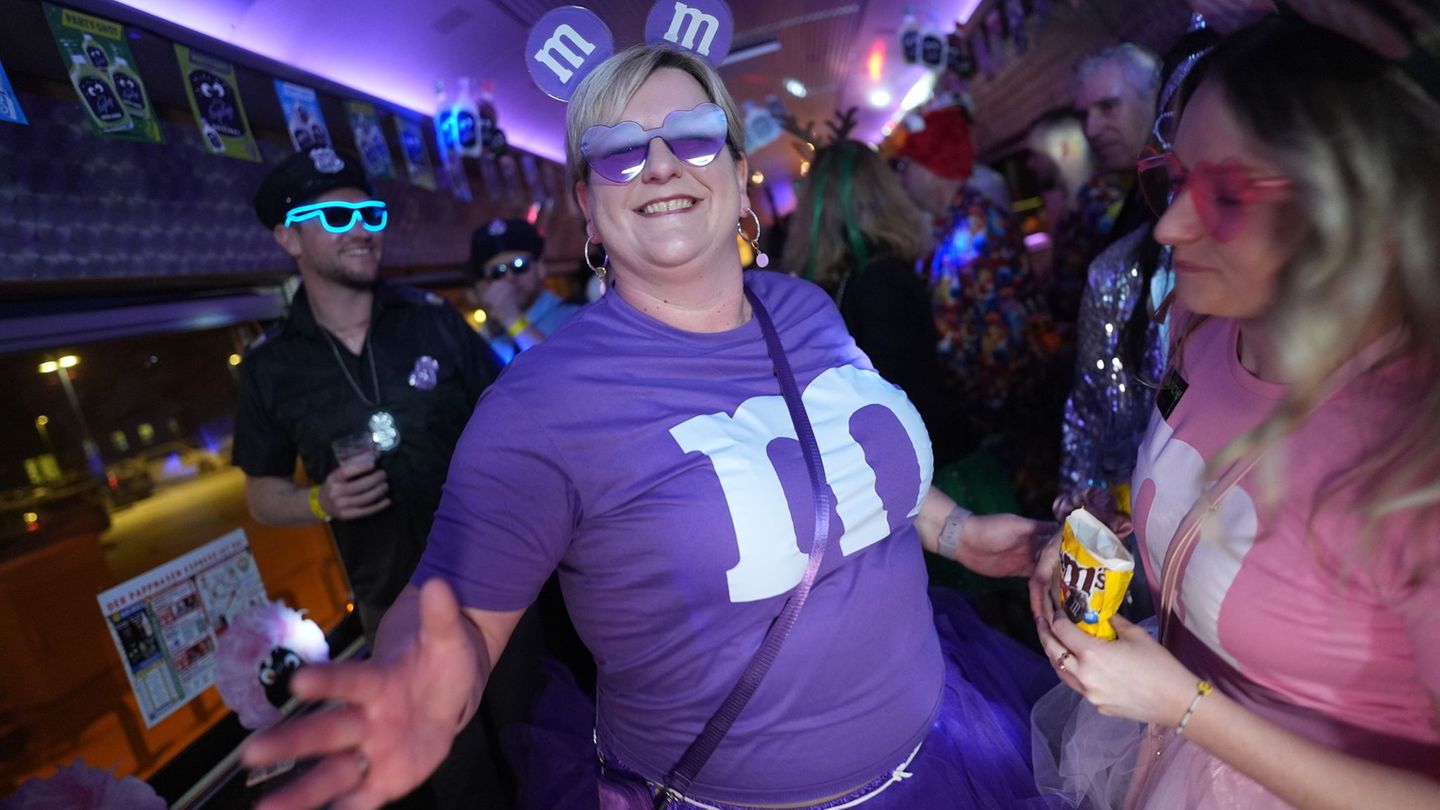 Für Svenja und ihre Freunde heißt es bereits um 6 Uhr: ab auf die Tanzfläche! Foto: Marcus Brandt/dpa