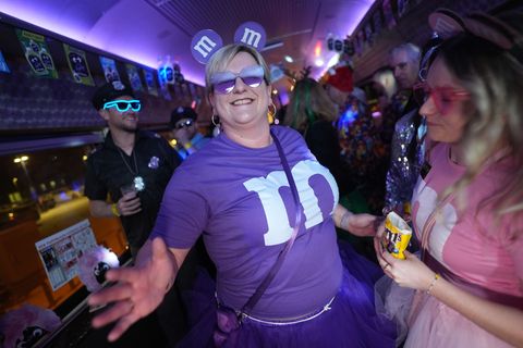 Für Svenja und ihre Freunde heißt es bereits um 6 Uhr: ab auf die Tanzfläche! Foto: Marcus Brandt/dpa