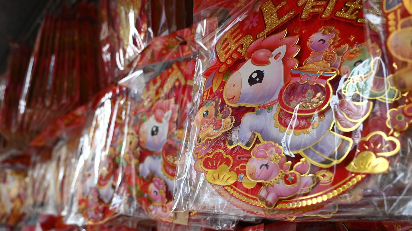 Ein Dekoartikel in Pferdform: Im Jahr 2026 beginnt laut dem chinesischen Mondkalender das Jahr des Feuerpferdes
